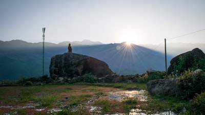 人坐在附近的山在白天
